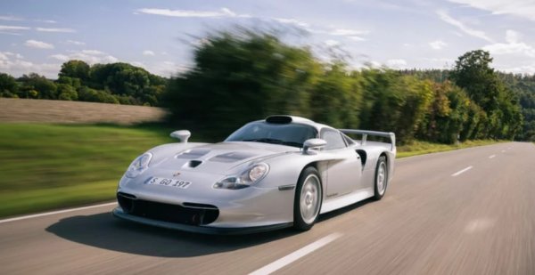 Историята на 911 GT1 е подобна на тази на Mercedes-Benz CLK GTR. В стремежа си да спечели колкото се може повече GT състезания през сезон 1998 г., Porsche направи специална машина, която изглеждаше като усилено 911, но нямаше нищо общо с шосейната спортна кола. По този начин, за да се състезава в шампионата FIA GT, Porsche произведе 20 хомологационни специални пътни коли.

Компанията не беше много успешна в този шампионат, където Mercedes царуваше върховно със своя CLK GTR, защото в крайна сметка беше по-бавната кола. Въпреки това, 911 GT1 спечели там, където имаше значение &ndash; в &bdquo;24-те часа на Льо Ман&ldquo; през 1998 г.  Версията 911 GT1 Strassenversion запази много от компонентите на въпросния победител - като 3,2-литровия туин-турбо плосък шестцилиндров двигател с мощност 537 к.с., независимо задно окачване и дискови спирачки Brembo. Освен това имаше шестстепенна механична трансмисия и диференциал с ограничено приплъзване на задната ос.

Резултатът беше някои много престижни числа за времето, като ускорение от 3,7 секунди до стотака и максимална скорост от 310. За съжаление, 20-те версии на 911 GT1 Strassen прекарват по-голямата част от времето си в музеите днес.
